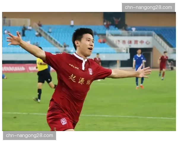 草根联赛报告显示，业余球队模仿顶级联赛高位逼抢战术成风潮