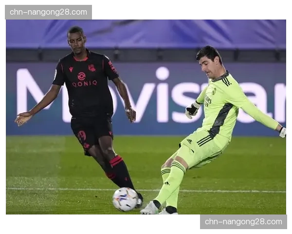 终场哨响，朗斯球员庆祝客场宝贵一分